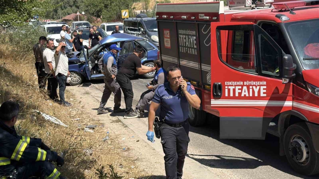 Eskişehir’de 3 aracın karıştığı feci kazada 1 ölü, 1 ağır yaralı