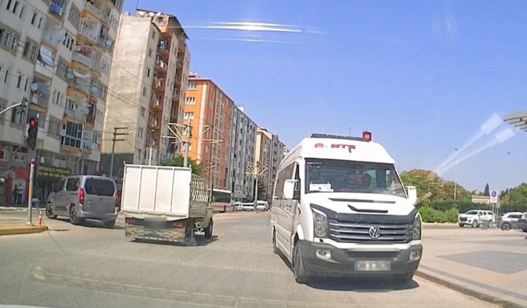 Eskişehir’de ters yöne giren işçi servisi trafiği tehlikeye attı