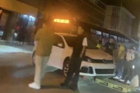 Sürücüsünün kontrolünden çıkan otomobil mantar duba üzerinde askıda kaldı