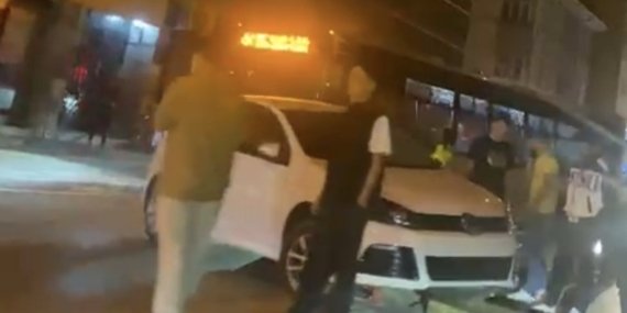 Sürücüsünün kontrolünden çıkan otomobil mantar duba üzerinde askıda kaldı