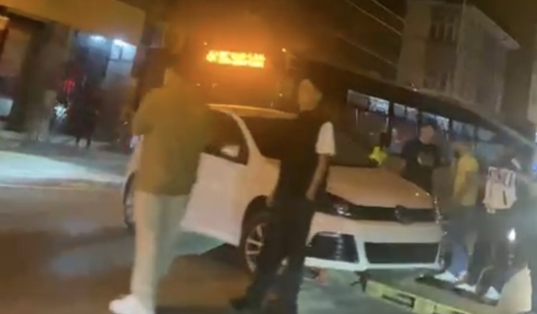 Kontrolden çıkan otomobil mantar dubaların üzerinde askıda kaldı