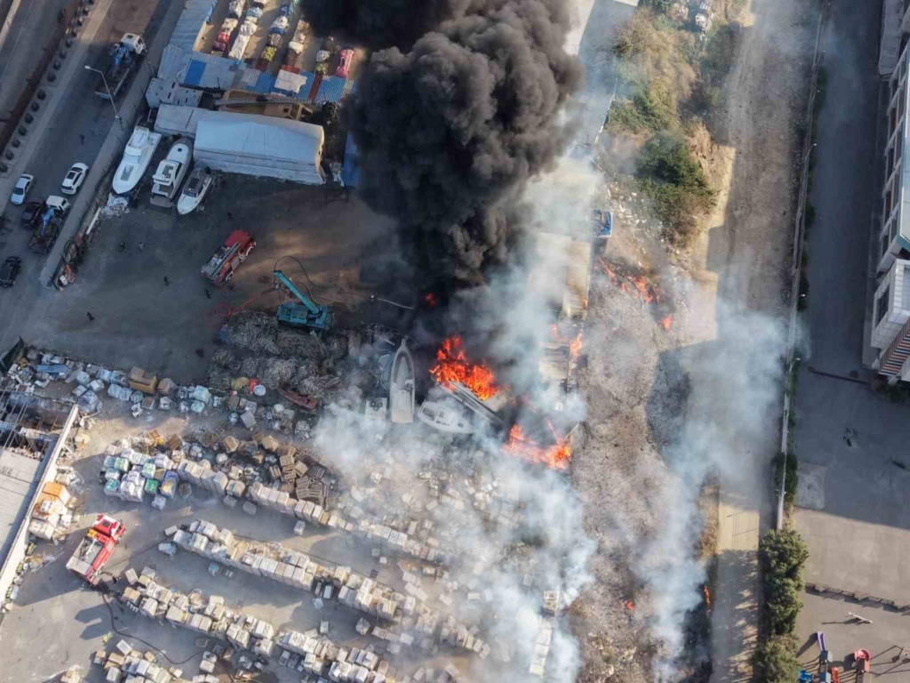 Tuzla’da otluk alanda çıkan yangın teknelere sıçradı: Alevler dron ile görüntülendi
