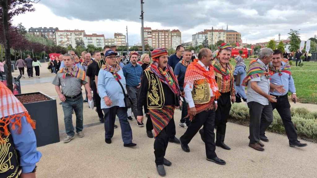 Mehteran takımını gören adam adeta çocuklar gibi sevindi