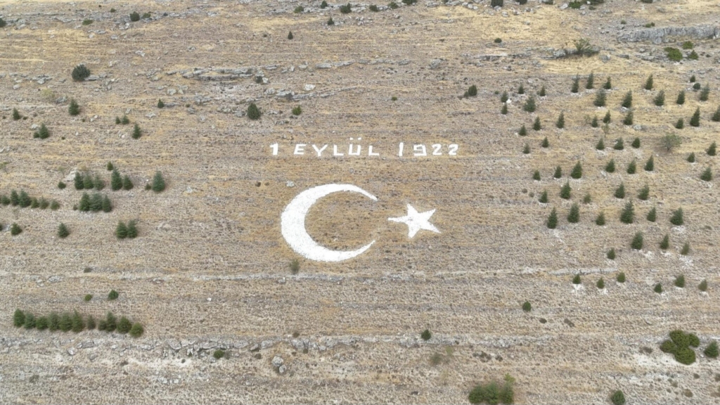 Seyitgazi Avdar bayırındaki dev ay yıldız için bakım ve boyama çalışması