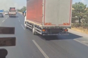 Karayolundaki otluk alanda çıkan yangın ormana sıçramadan söndürüldü