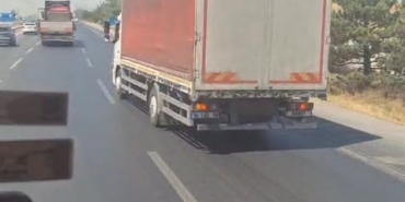 Karayolundaki otluk alanda çıkan yangın ormana sıçramadan söndürüldü