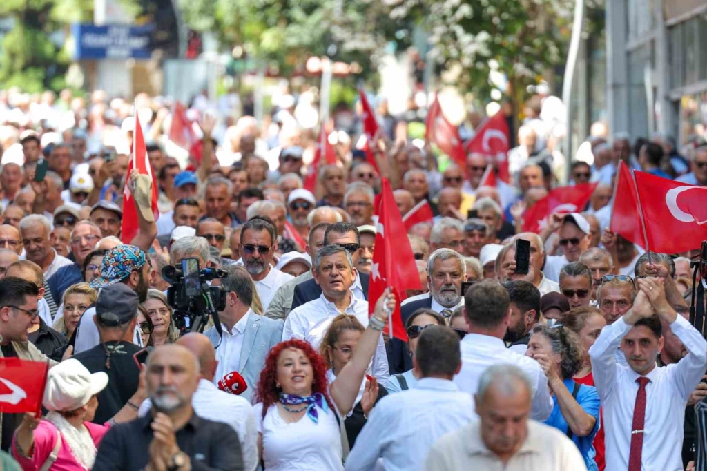 Özgür Özel, Rize’de vatandaşlara seslendi