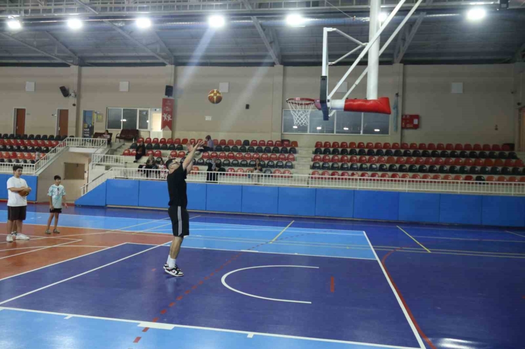 İşitme engelli Koç Fikret Sözen, parkenin yıldızlarını yetiştiriyor
