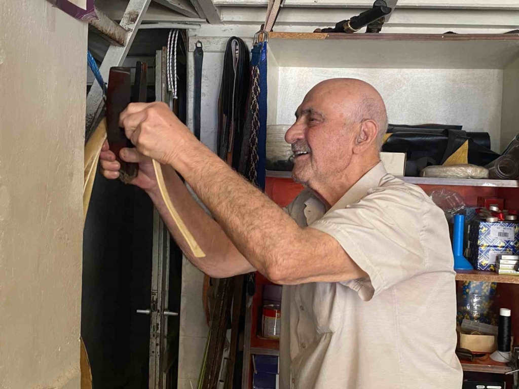 Eskişehir’in tek saracı olan 80 yaşındaki usta hizmetini sürdürüyor
