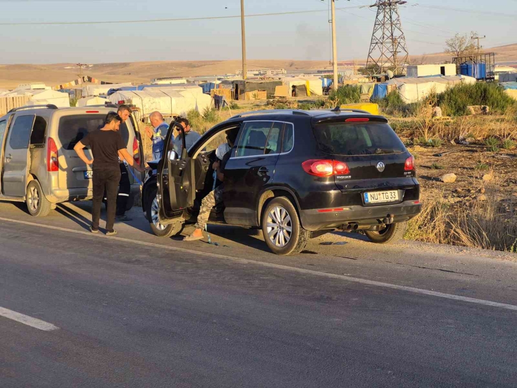 Eskişehir’de iki araç kavşakta çarpıştı: 3 yaralı