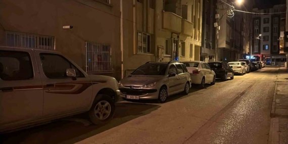Gece yarısı çalmaya başlayan araç kornası mahalleliyi ayağa kaldırdı