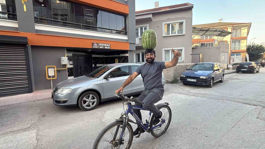 Kafasında 40 kiloluk karpuz varken bisiklet sürüyor, halay çekiyor, koşuya katılıyor