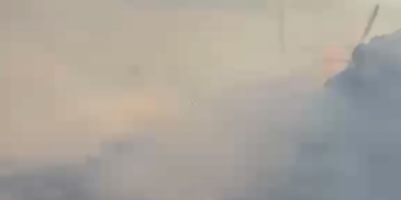 Saman balyalarında çıkan yangın eve sıçradı
