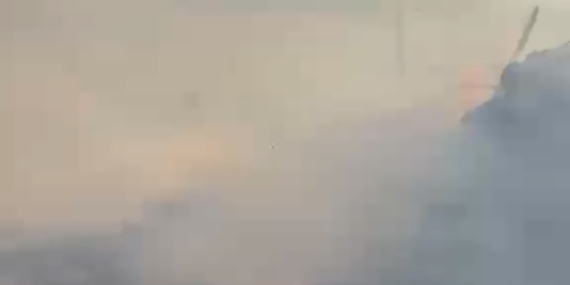 Saman balyalarında çıkan yangın eve sıçradı