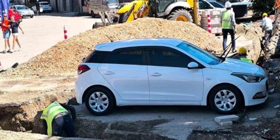 Araç sahibine ulaşılamayınca otomobilin etrafını kazdılar