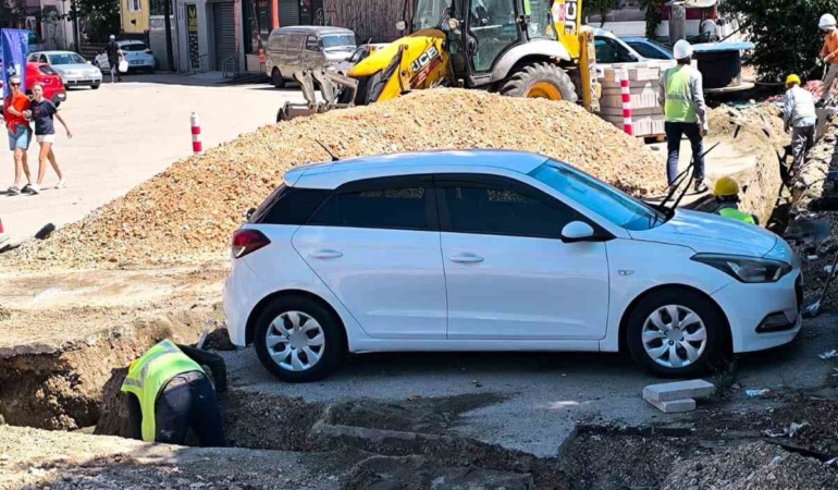 Bursa’da araç sahibine ulaşılamayınca otomobilin etrafını kazdılar