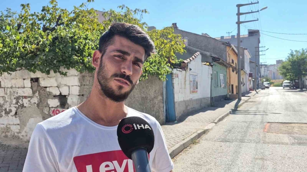 Yoldaki çukuru halıyla kapattılar
