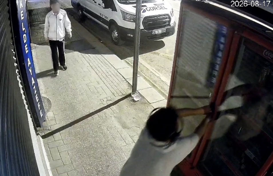 Eskişehir’de 2 çocuk kilitli meşrubat dolabını böyle zorladı