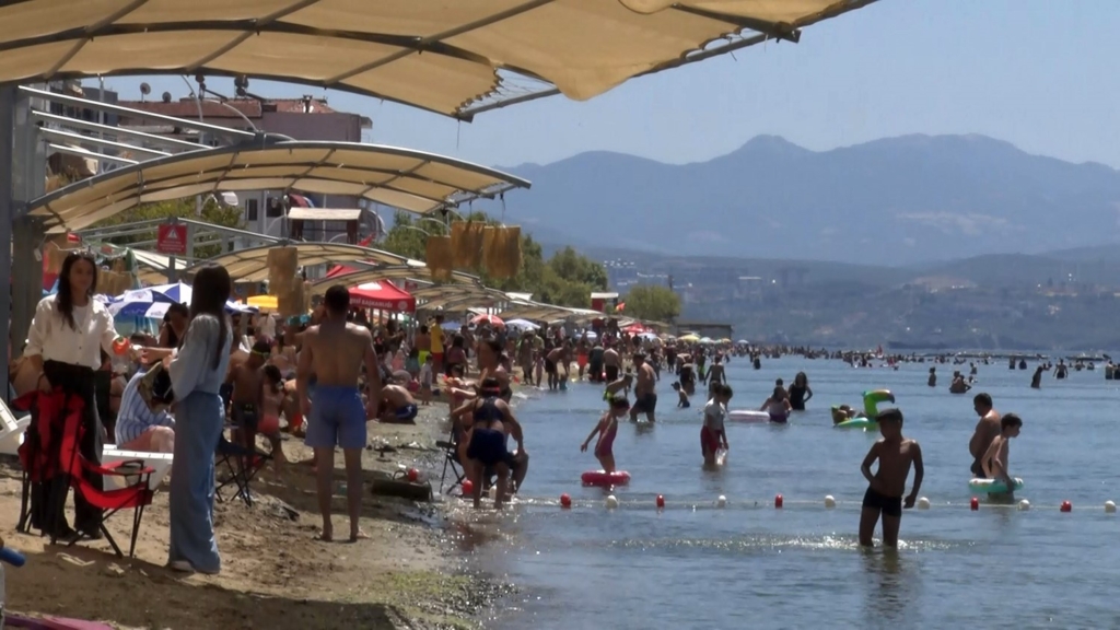 Kavurucu sıcaklarda sahillere akın ettiler