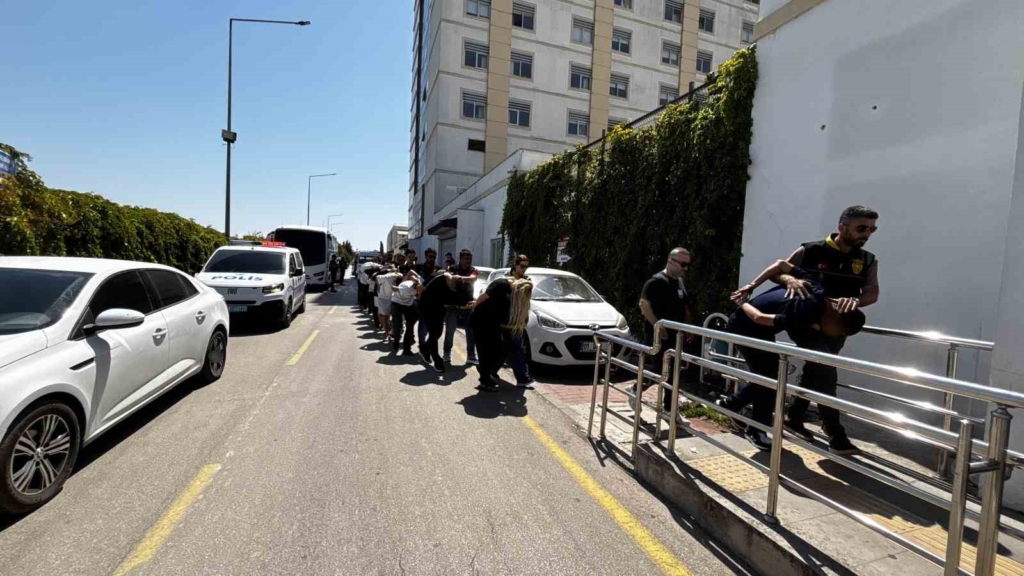 Adana’daki kadın cinayetinde 13 tutuklama: Katil zanlısı İstanbul’da petshopta yakalandı