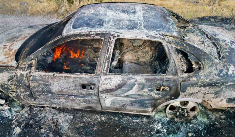 Afyonkarahisar’da alev alan otomobilden 3 kişi son anda kurtuldu