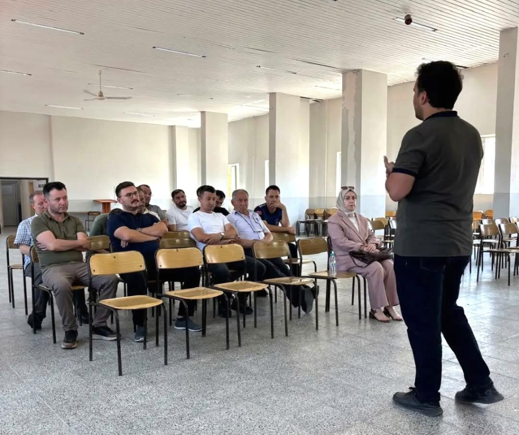 Hisarcık’ta Hayat Üniversitesi Projesi kapsamında "Hükümet Sistemleri ve Devlet Teşkilatı" konulu eğitim düzenlendi