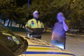 Alkollü sürücü polis otosuna binerken kapıları karıştırdı