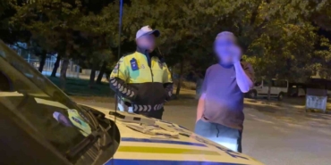 Alkollü sürücü polis otosuna binerken kapıları karıştırdı