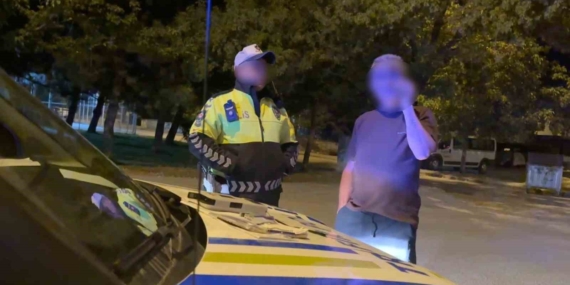 Alkollü sürücü polis otosuna binerken kapıları karıştırdı
