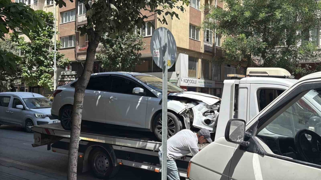 Eskişehir’de U dönüşü yapan otomobile başka bir otomobilin çarpma anı kamerada
