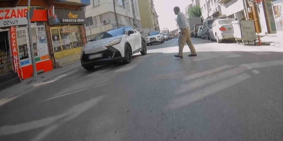 Yaya geçidinde kuralları hiçe saydı