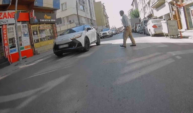 Eskişehir’de yaya geçidinde öncelik vermeyen sürücü görüntülendi