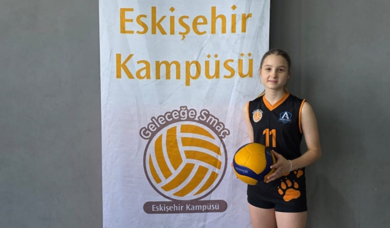 Eskişehir’de yetişen 11 yaşındaki voleybolcu Eczacıbaşı altyapısına transfer oldu