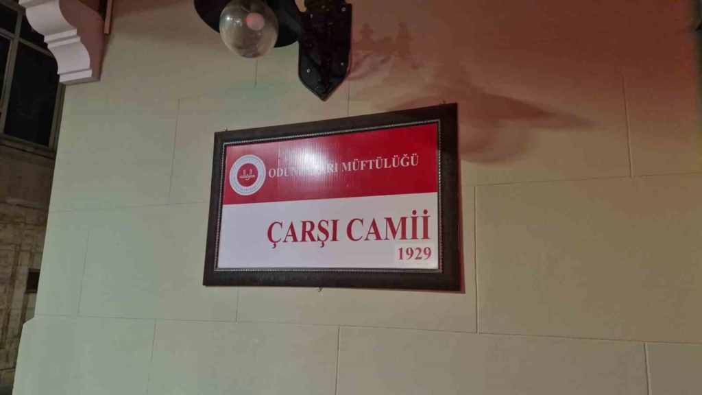 Namaz kılmak için girdiği camide eşyaları çalındı