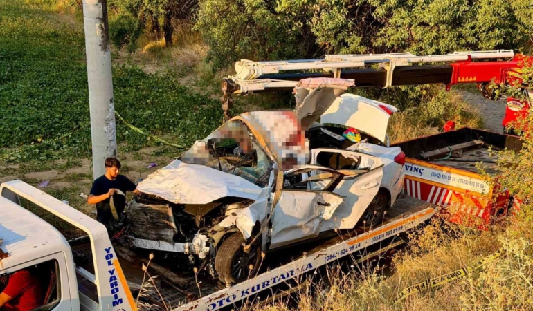Afyonkarahisar’da otomobil şarampole devrildi: 2 ölü, 2 yaralı