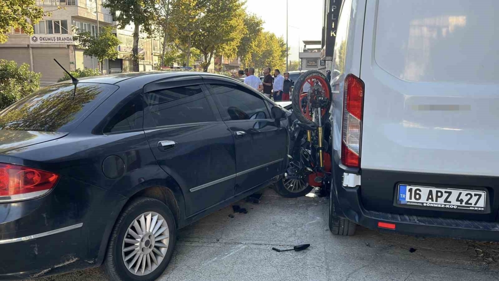 Otomobille çarpışan motosiklet iki araç arasında sıkıştı: 1 yaralı