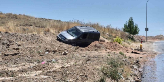 Eskişehir’de hafif ticari araç toprak alana savruldu: 2 yaralı