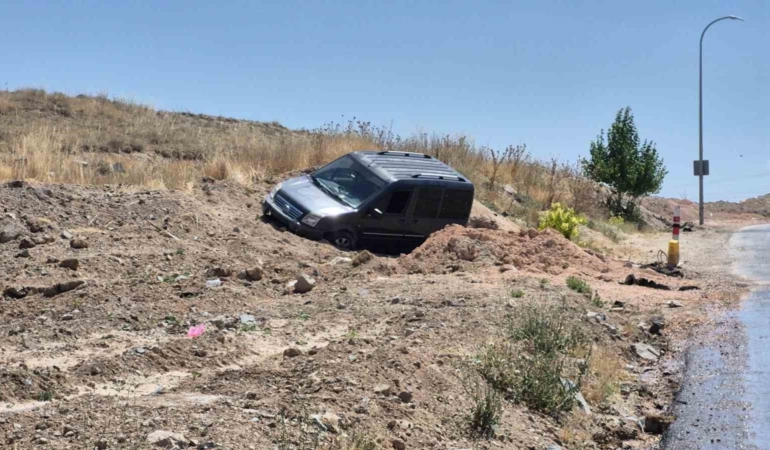 Eskişehir’de kontrolden çıkan hafif ticari araç toprak alana savruldu: 2 yaralı