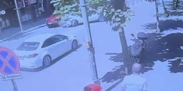 Eskişehir’de U dönüşü yapan otomobile başka bir otomobilin çarpma anı kamerada