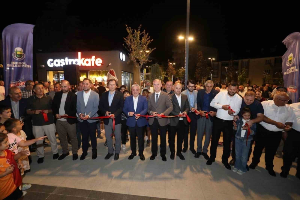 Alanyurt meydanı coşkulu törenle hizmete açıldı