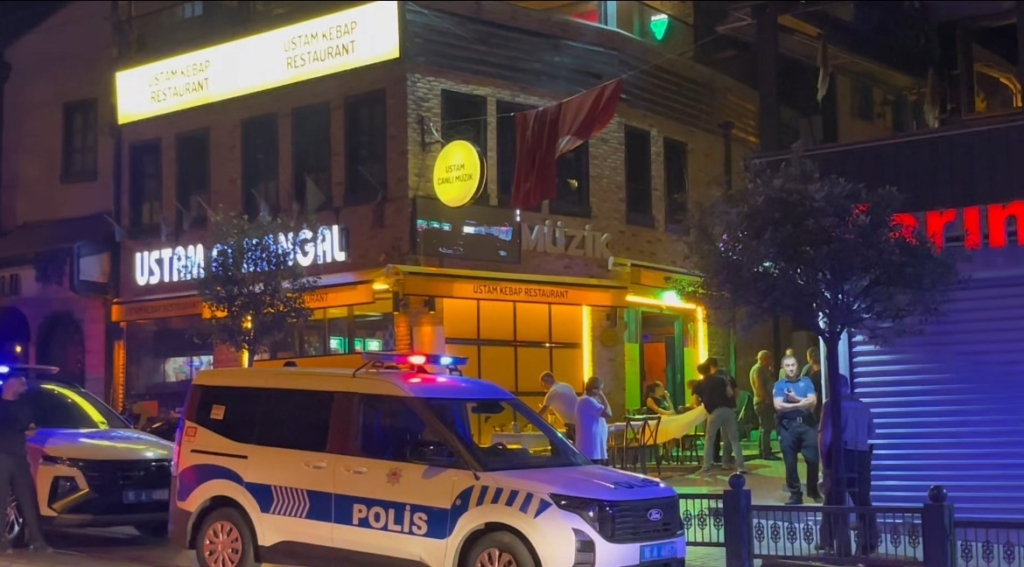 Polisin yanında bile durmadılar… Tarihi Arapşükrü Sokağı’nda kavga kamerada
