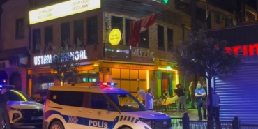 Polisin yanında bile durmadılar… Tarihi Arapşükrü Sokağı’nda kavga kamerada