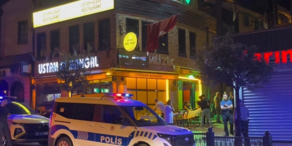 Polisin yanında bile durmadılar… Tarihi Arapşükrü Sokağı’nda kavga kamerada