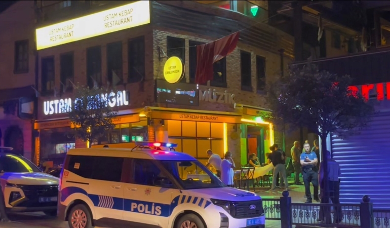 Arapşükrü Sokağı’nda kavga: Polislerin yanında da saldırdılar