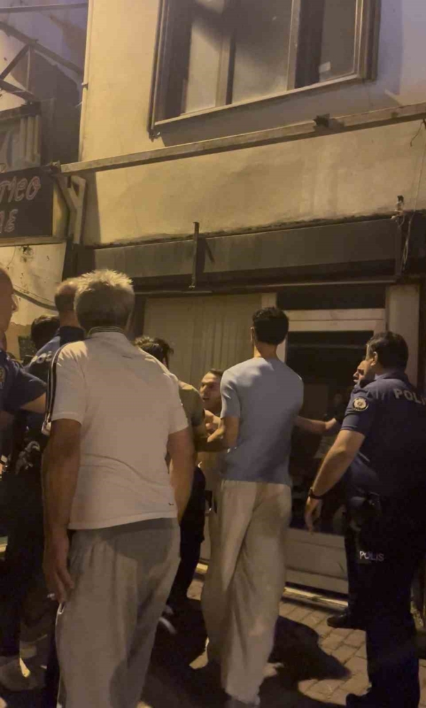 Polisin yanında bile durmadılar… Tarihi Arapşükrü Sokağı’nda kavga kamerada