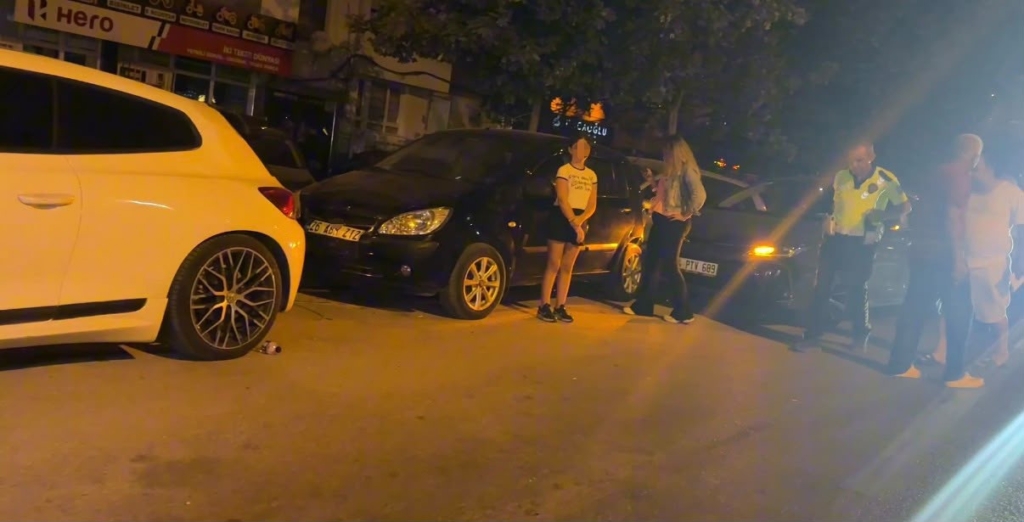 Kontrolden çıkan otomobil park halindeki araçlara çarptı: 3 araçta hasar oluştu
