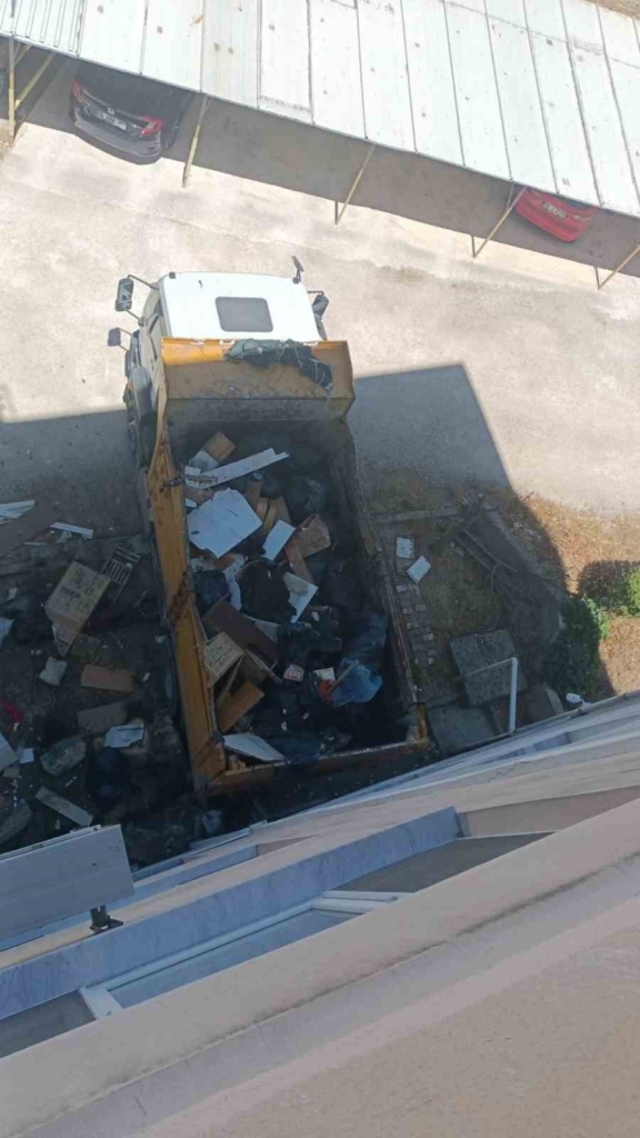 Balkan Mahallesi’nde evden 28 ton çöp çıkarıldı