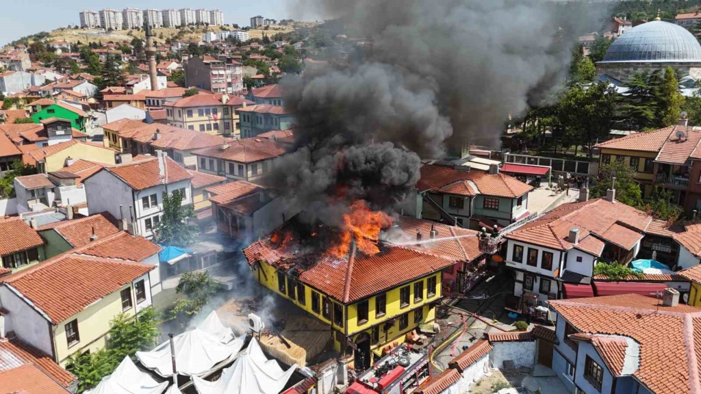 Tarihi Odunpazarı Evleri bölgesinde korkutan yangın: 2 kişi dumandan etkilendi