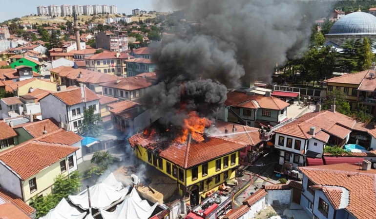 Tarihi Odunpazarı Evleri bölgesindeki yangında 2 kişi dumandan etkilendi