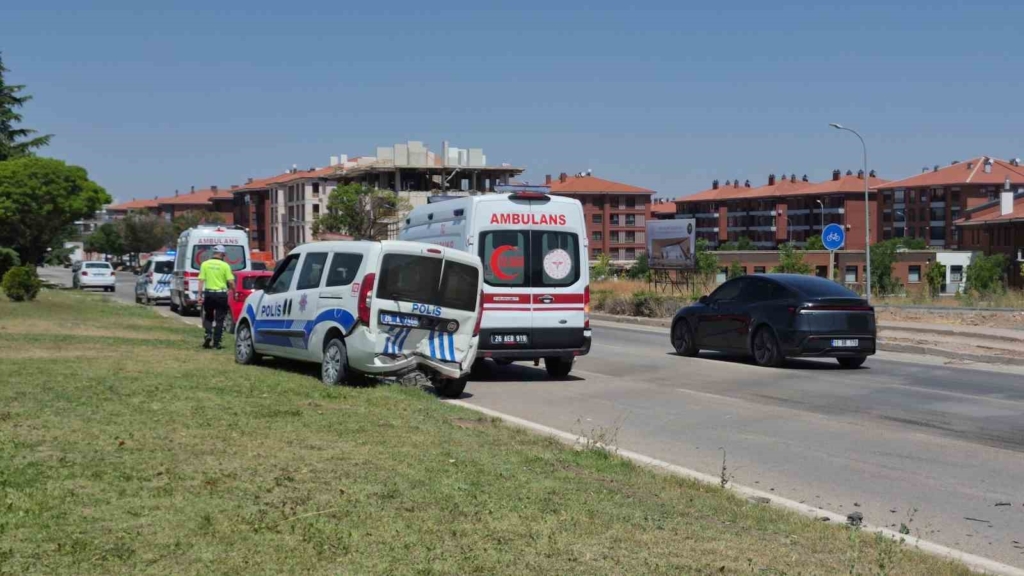 Kaza yerindeki polis aracına otomobil çarptı: 1’i polis 1’i bekçi toplam 6 yaralı